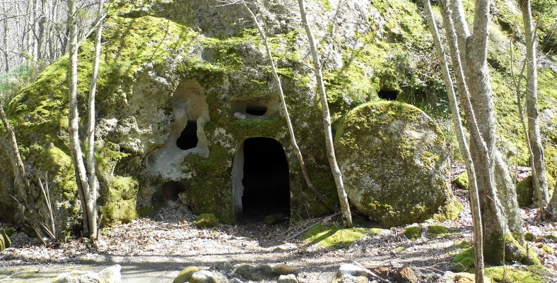 Rifugi scavati nella roccia - Serrara Fontana